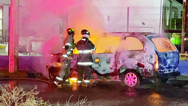 Irresponsable chofer: choca, incendia y huye