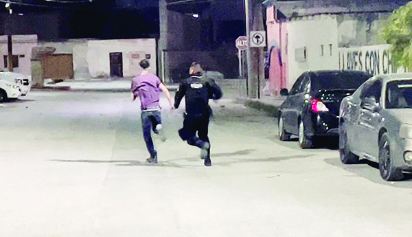Protagonizan “graciosa huida” joven y (no tan joven) policía