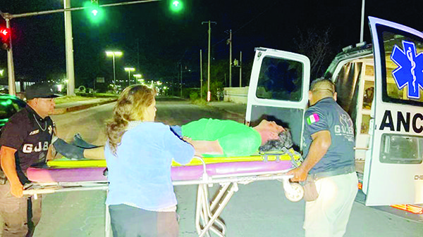 Lo arrolla auto; lo deja tirado