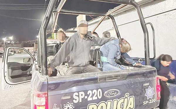 Agreden a polis; se los llevan detenidos