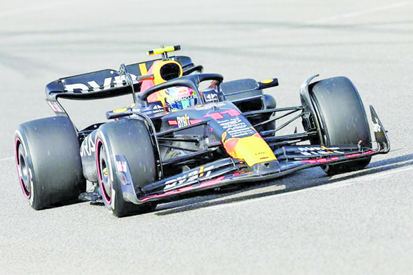 Logra Verstappen la pole en Bahréin; Checo saldrá segundo