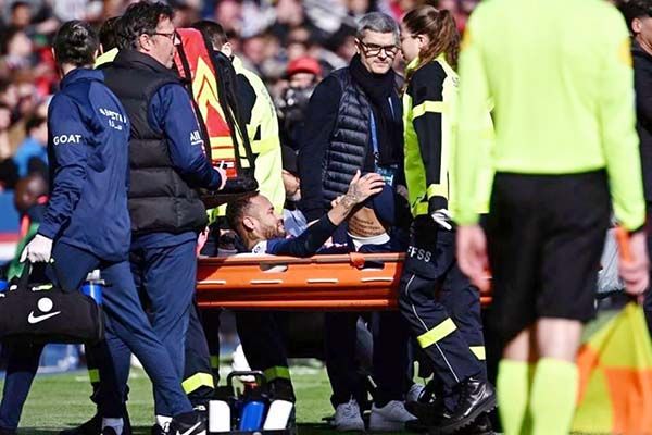 Operarán a Neymar del tobillo; estará fuera de 3 a 4 meses