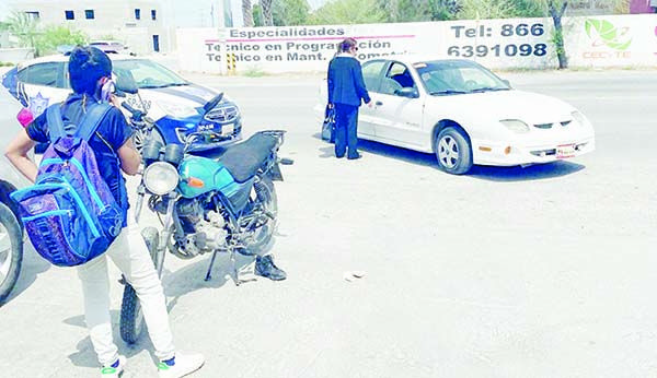 Mujer motociclista resulta lesionada