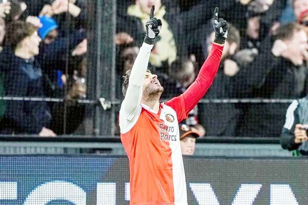 Coopera Santi Giménez con gol en pase del Feyenoord