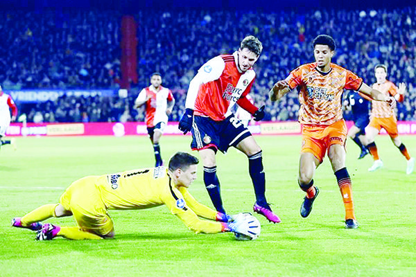 Santi Giménez comanda victoria del Feyenoord