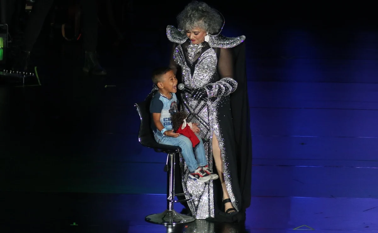 VIDEO: Amanda Miguel recuerda en concierto a Diego Verdaguer; invita a niño viral de TikTok
