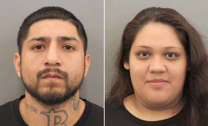Detienen a pareja acusada de asesinar a golpes a su bebé de dos meses en Texas