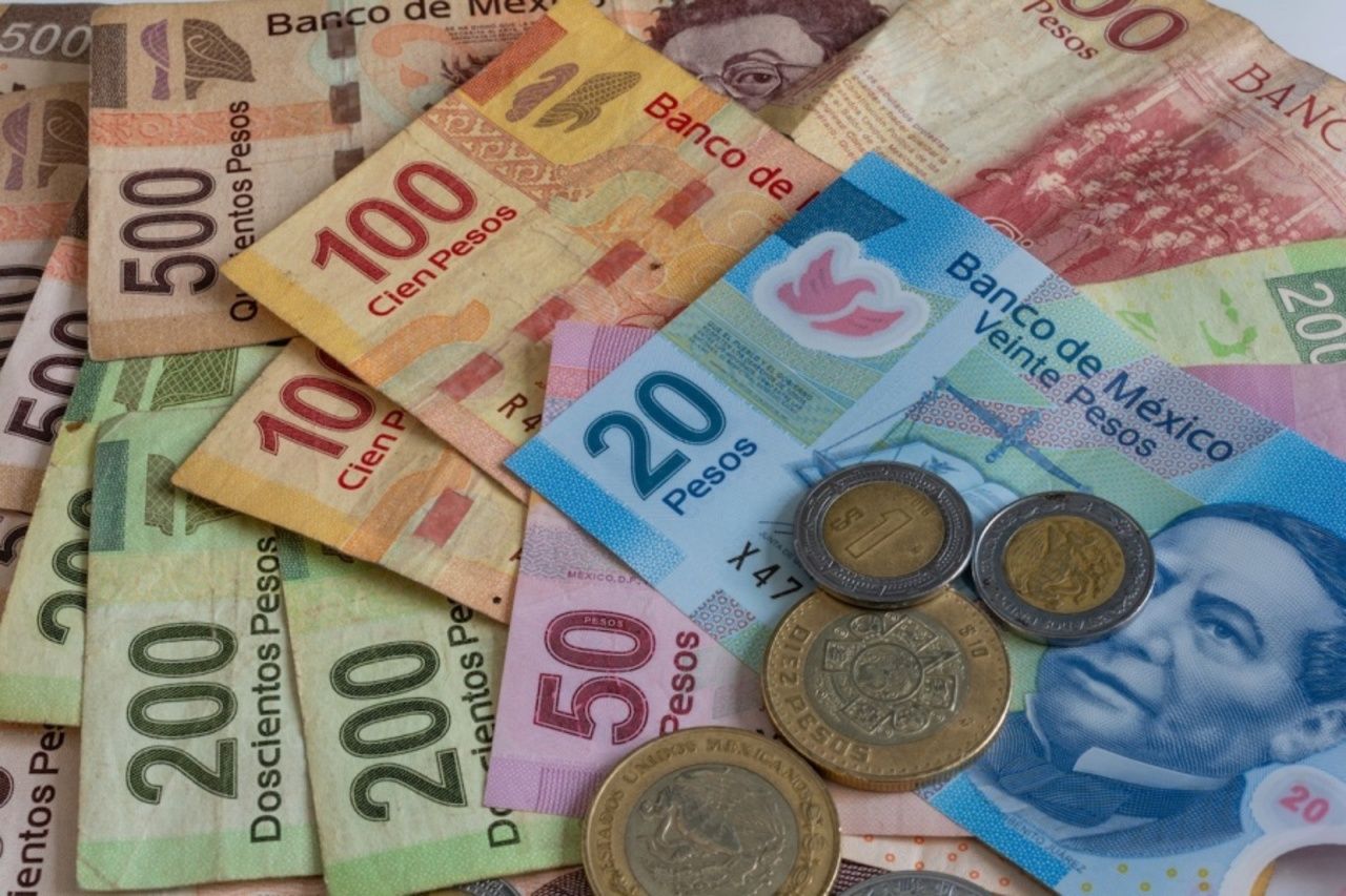 Peso abre con ‘altibajos’, pero se mantiene en el piso de las 18 unidades