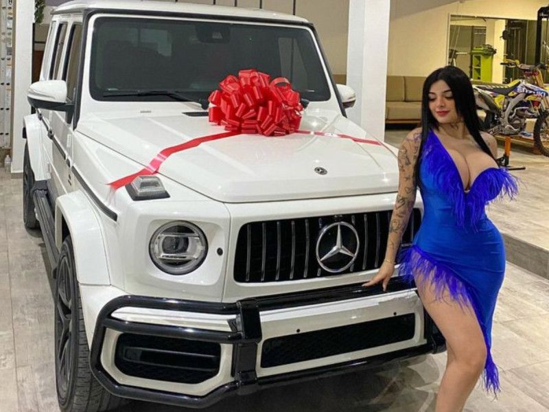 Karely Ruiz estrena camioneta y la presume con mensaje a sus haters