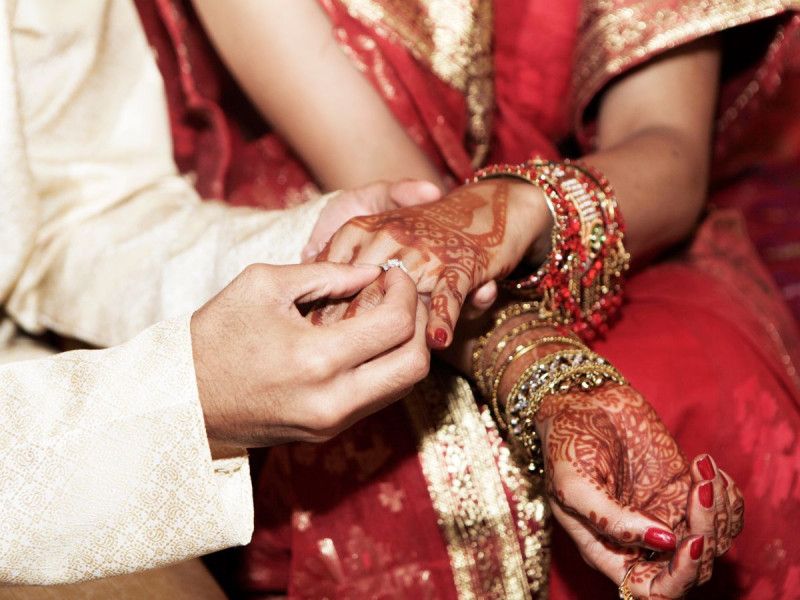 Hombre le envía un regalo de bodas a su exnovia… y es una bomba; explosión mata al esposo