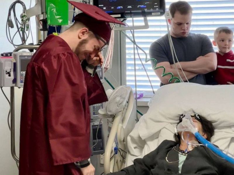 Joven se gradúa dentro una sala de UCI; quería cumplir el último deseo de su mamá enferma