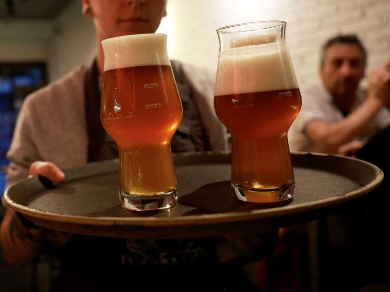 Implantan chip a hombre para dejar su alcoholismo; así es como funciona