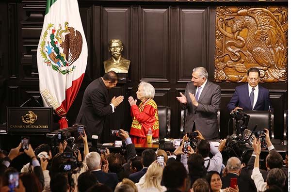 Empañan abucheos presea