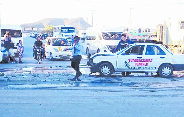 Se impacta auto con camión de pasajeros