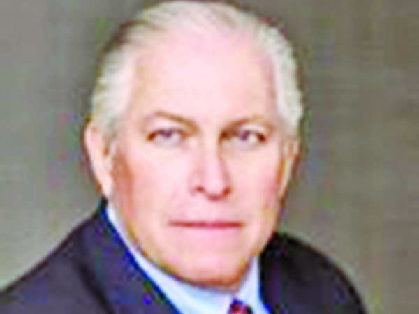 EUGENE IRWIN DAVIS: CABEZA CORPORATIVA