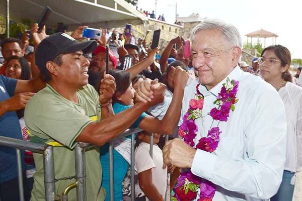 Cerrará AMLO filas por su corcholata para 2024