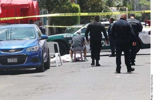Asesinan a un hombre a machetazos en CDMX