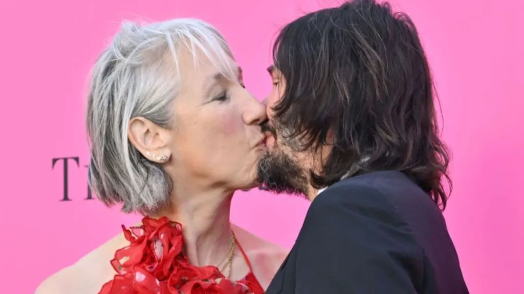 Keanu Reeves y su novia Alexandra Grant comparten un atípico beso en público