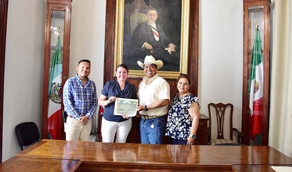 Reconoce Beto a niños destacados de primaria
