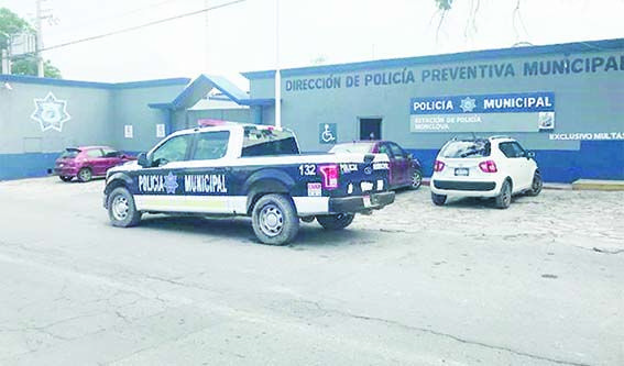 Denuncia a policía por amenazarlo con arma