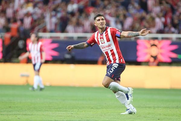 Chivas le remonta 2-1 a Cruz Azul y se acerca a la Liguilla