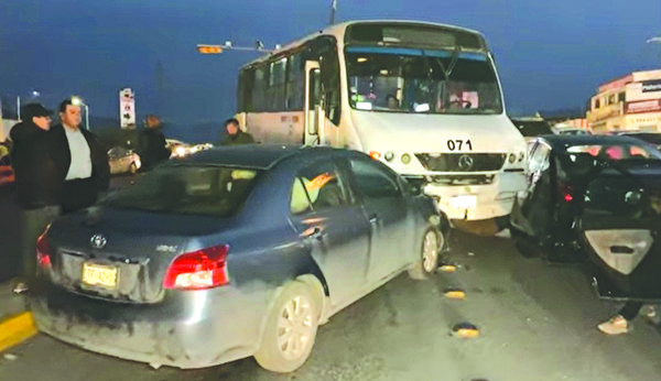 Choca con 2 vehículos camión con pasajeros