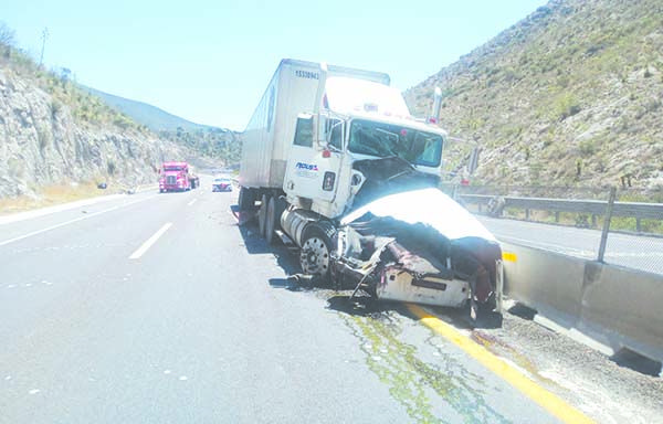 Cierran ‘Los Chorros’ por choque de tráiler
