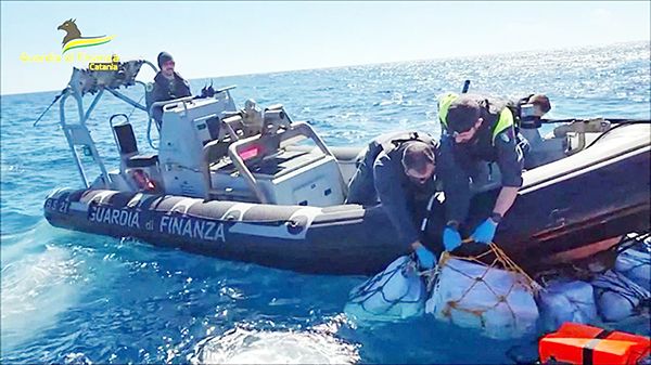 Policía de Italia halla cocaína en el mar