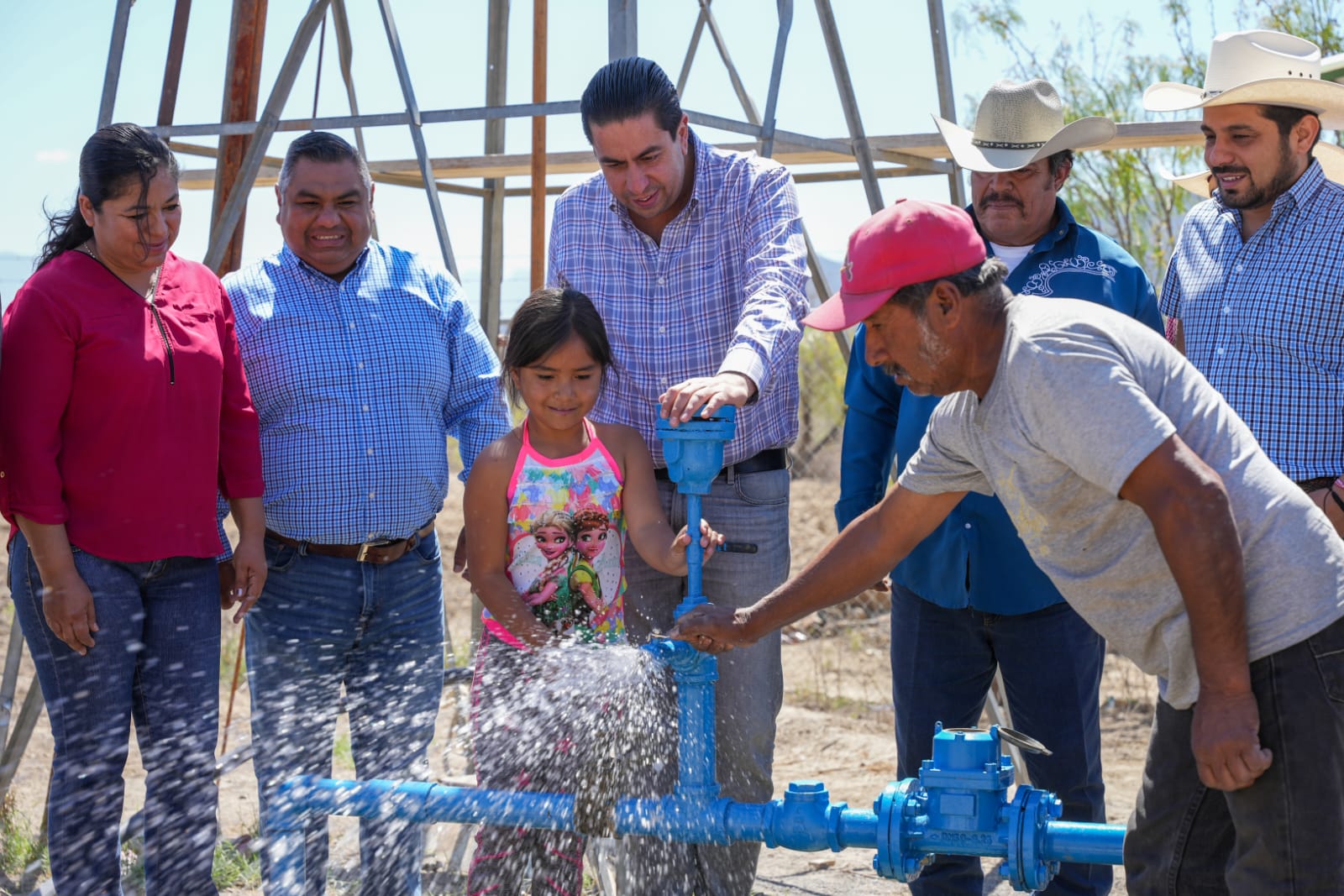 SUPERVISAN OBRAS DE AGUA POTABLE EN TANQUE VIEJO