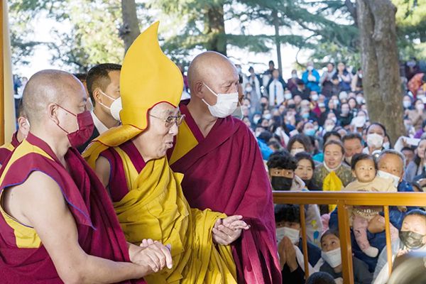 Se disculpa Dalai Lama con niño