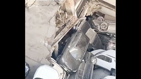 Captan momento del derrumbe de estacionamiento de Manhattan