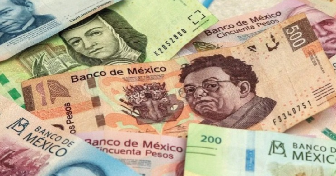 Peso ‘huele de nuevo’ el piso de las 18 unidades frente al dólar