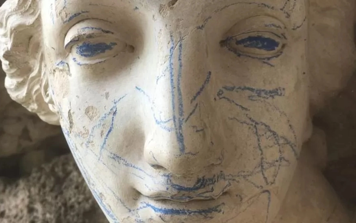 ‘Garabatean’ con crayón azul una estatua de 230 años