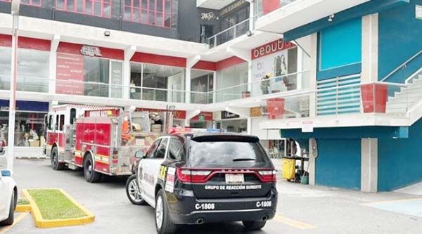 Moviliza incendio en plaza comercial