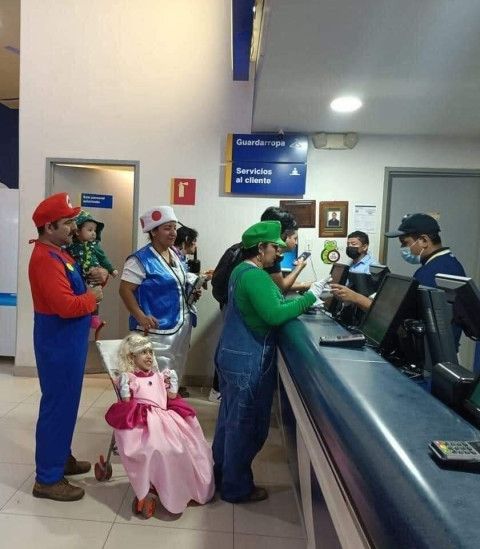 ¡Son fans de hueso colorado!: familia entera se disfraza para el estreno de Mario Bros