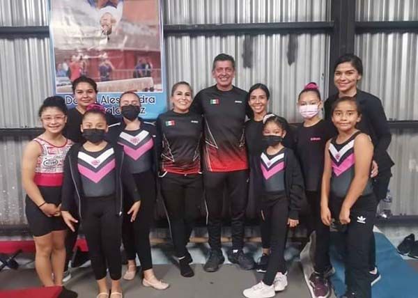 Felicita Alcalde a niñas gimnastas