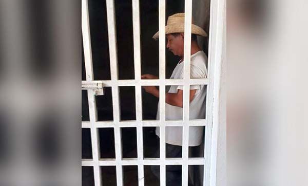 Liberan a periodista a cambio de no criticar