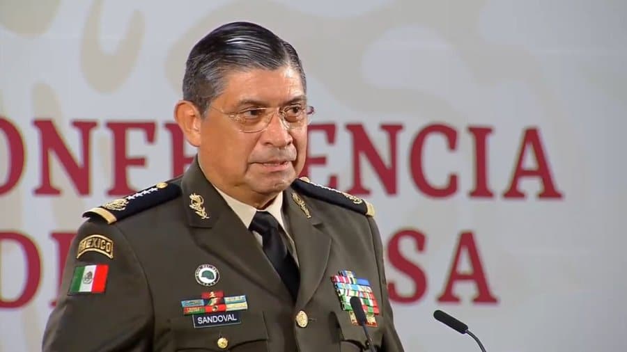 Cresencio Sandoval, titular de Sedena, hace viajes de lujo con todo y familia