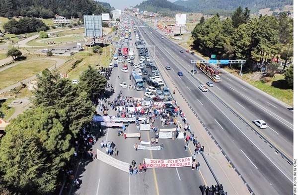 Colapsan manifestantes carretera  México-Toluca