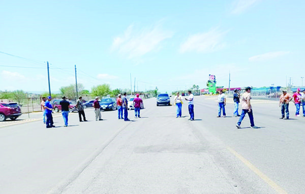 BLOQUEAN LA ESTATAL 20 TRABAJADORES DE MINOSA