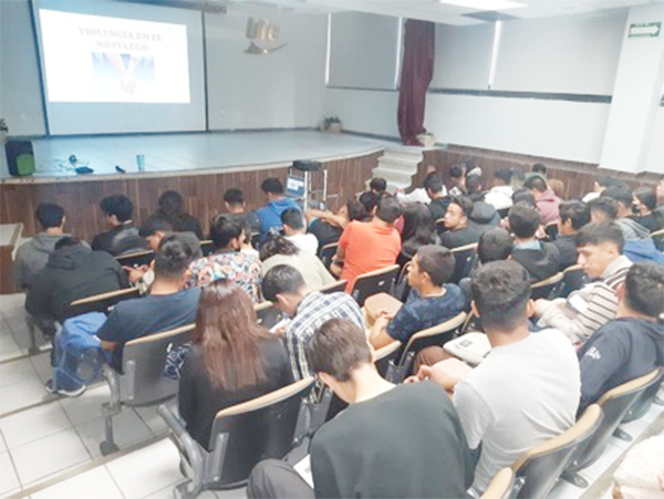 Imparte ICM pláticas en universidad de RA