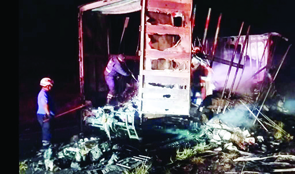 Arde camión con abarrotes en la 53