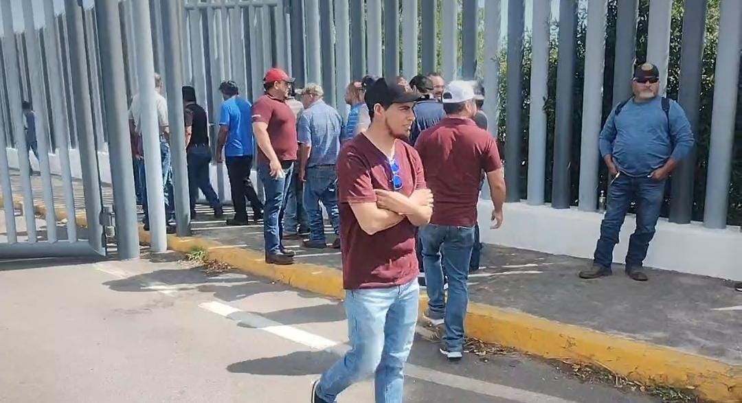 Tras manifestación de  obreros prometen pago