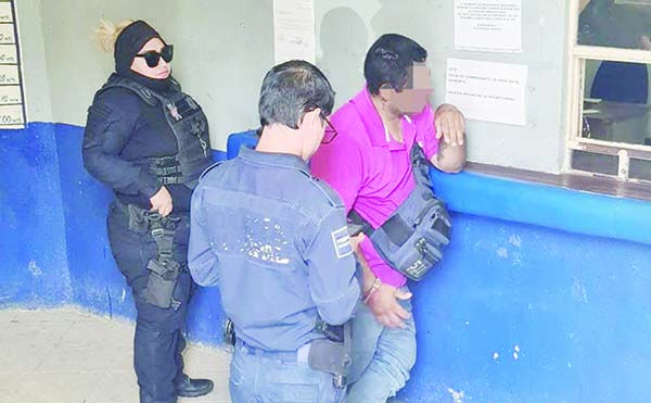 Impiden tragedia sobre puente vial