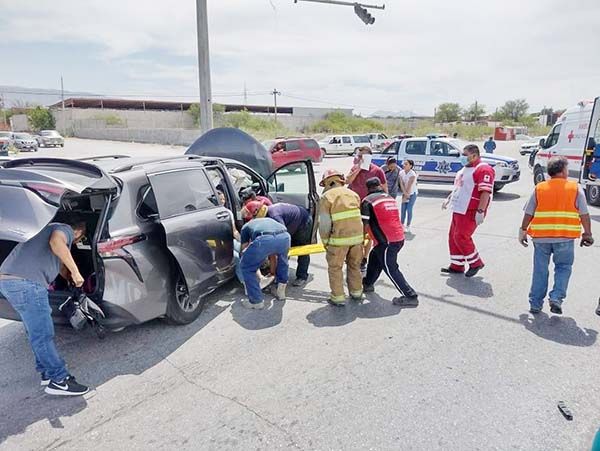 Tres mujeres lesionadas al ignorar semáforo rojo