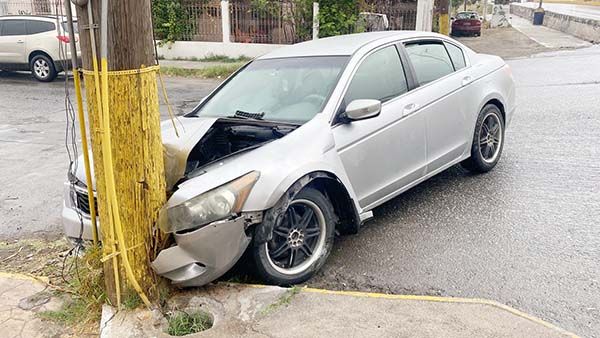Evita impacto contra automovilista, pero choca contra poste de luz