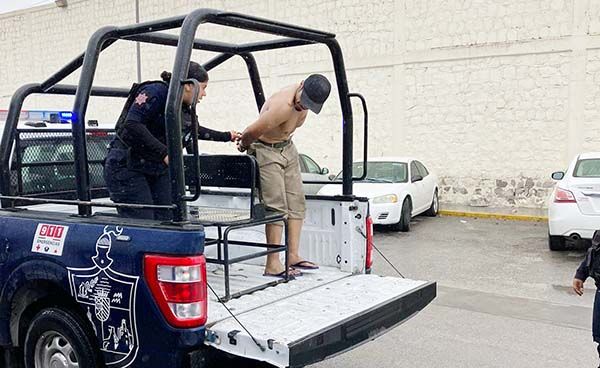 Atenta contra su familia, policía mitiga violencia.