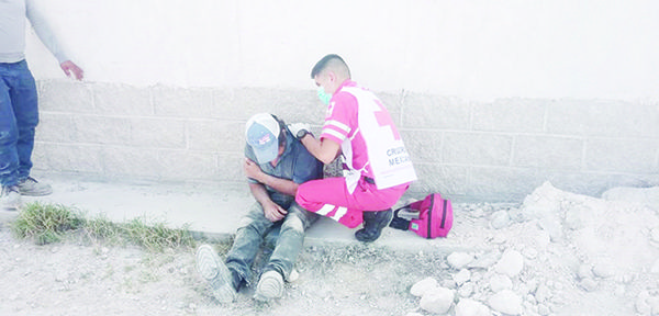 Sepulta derrumbe a 2 albañiles; los rescatan