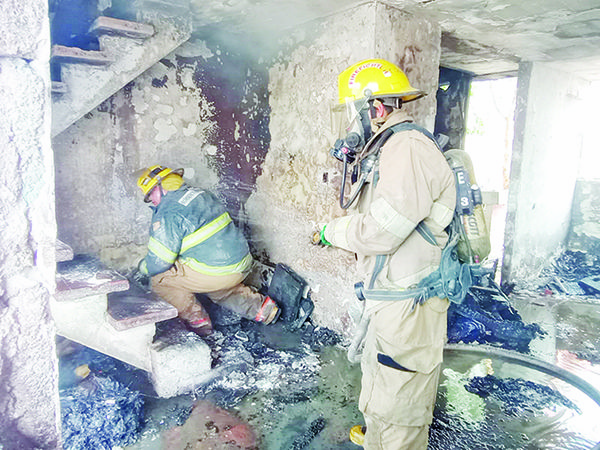 Cigarro encendido arrasa con vivienda