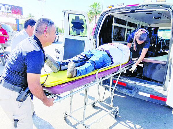Impacta motociclista y resulta con lesiones